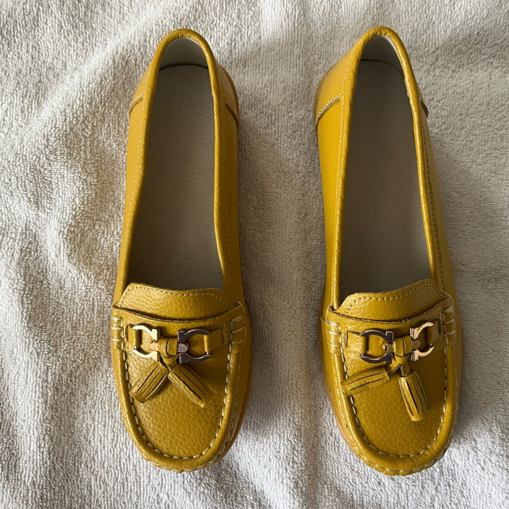 Mustard/yellow tassel loafers